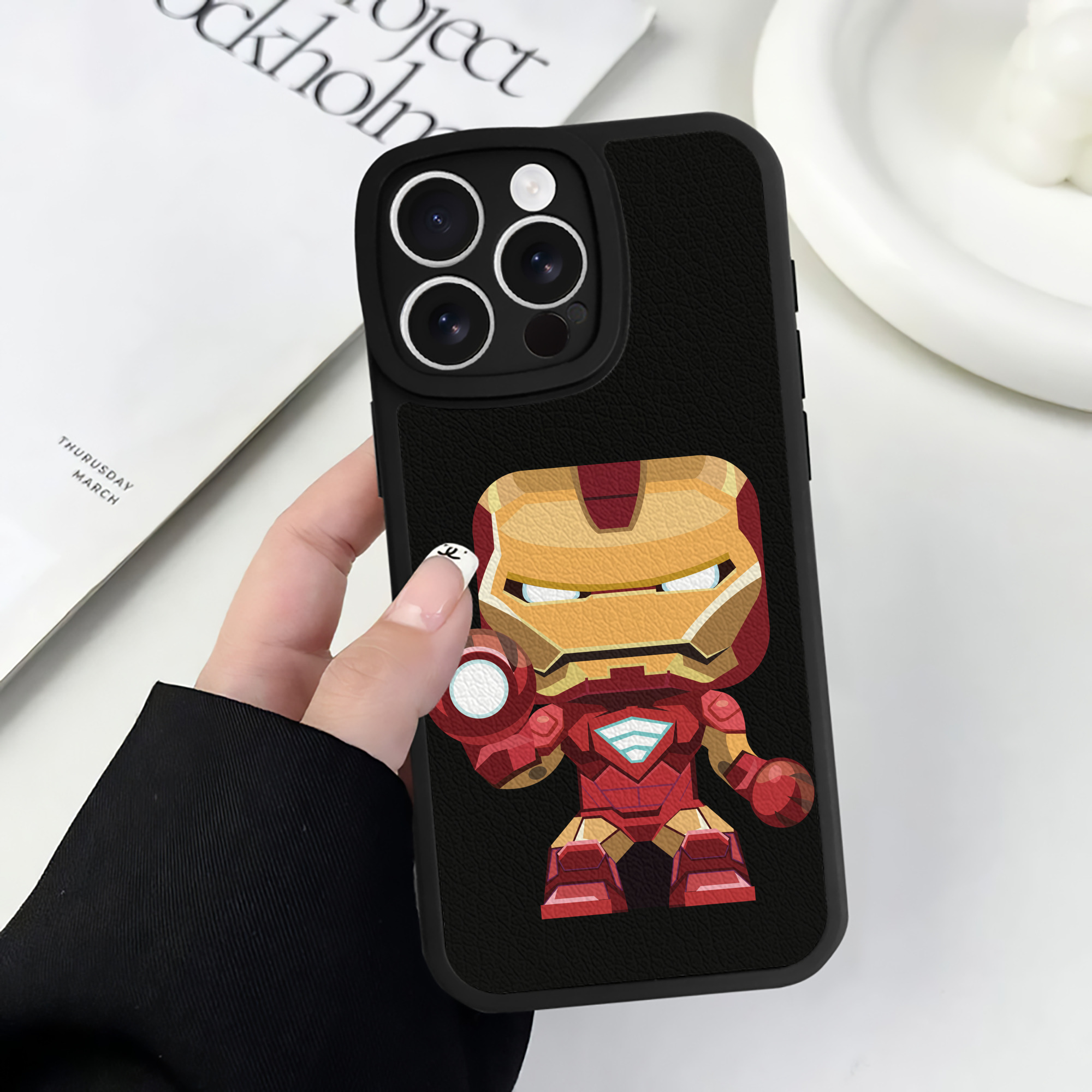 （画像用） アベンジャーズ The Avengers 【iPhone 16シリーズ対応】シリコンスマホケース（レザー調） 材質：シリコン